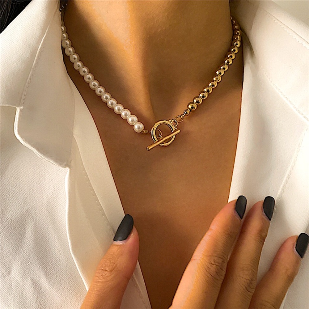 ⚜️𝟯𝟬%𝗢𝗙𝗙 𝗯𝘂𝗻𝗱𝗹𝗲𝘀 𝟯+⚜️ NEW White & Gold Acrylic Beaded Necklace - Picture 1 of 10